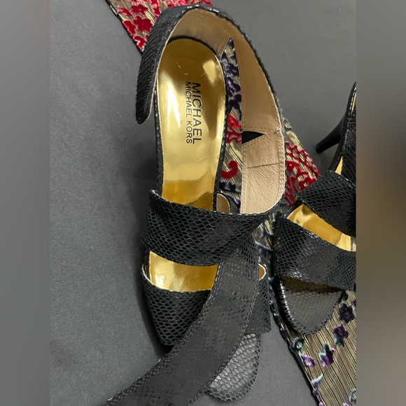🖤Great Condition 9.5 Embossed Leather MICHEAL Micheal Kors Velcro Buckled Heels - Picture 4 of 6